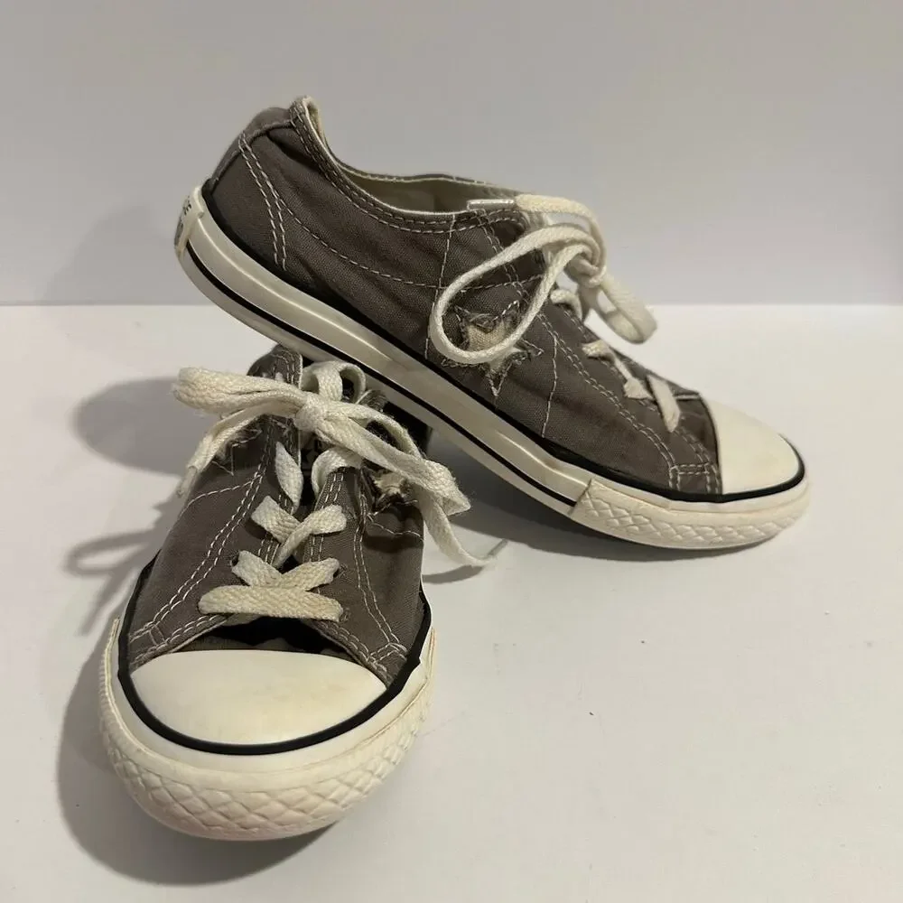 Kids Gray Converse sneakers size 3 Star Design